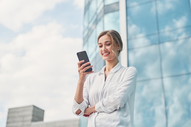 Geschäftsfrau im Freien mit Smartphone