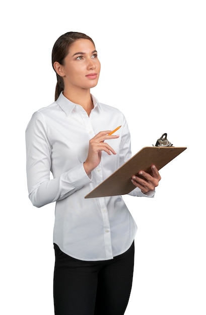 Geschäftsfrau im weißen Hemd mit Zwischenablage gegenüber dem weißen Hintergrund isoliert
