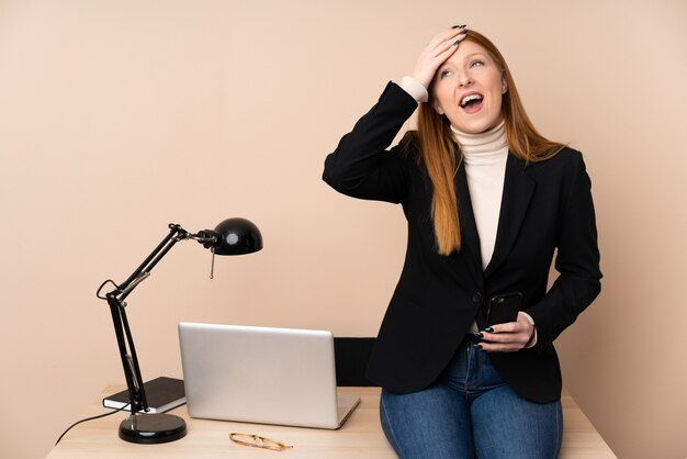 Geschäftsfrau in einem Büro lachend