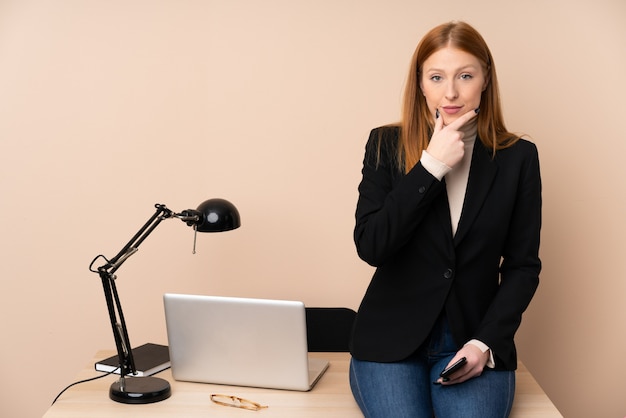 Geschäftsfrau in einem Büro lachend