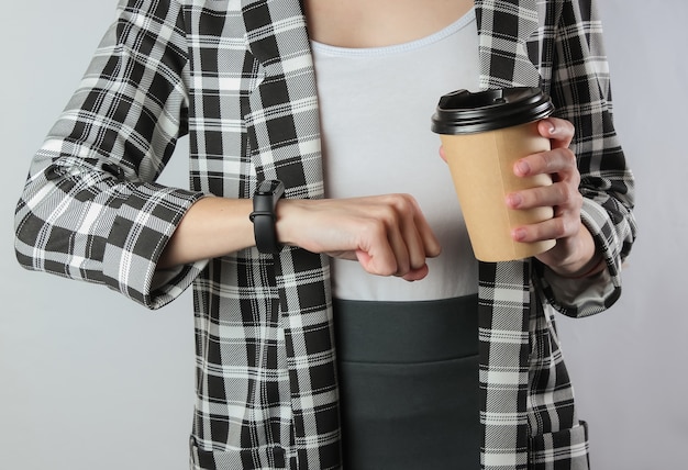 Geschäftsfrau in formeller Kleidung mit Kaffee