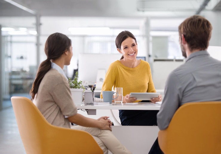 Foto geschäftsfrau interview und treffen mit tablet für die rekrutierung oder einstellung am büro-schreibtisch weibliche person rekrutierer oder mitarbeiter in teamdiskussion mit technologie für arbeitsmöglichkeiten am arbeitsplatz