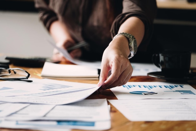 Geschäftsfrau-Investmentberaterin, die den Jahresfinanzbericht eines Unternehmens analysiert