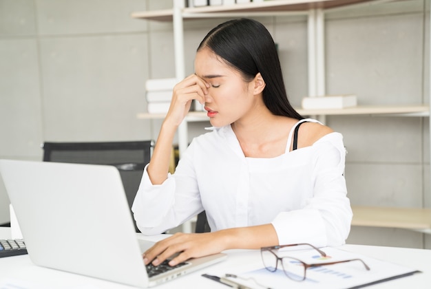 Geschäftsfrau Ire von der Arbeit im Büro