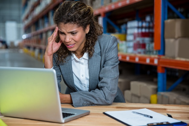 Geschäftsfrau ist wegen der Arbeit gestresst