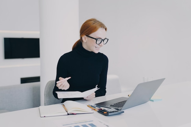 Geschäftsfrau macht Online-Präsentation für Kunden Videoanrufkonferenz Frau am Arbeitsplatz im Büro Positiv attraktive Unternehmerin spricht mit Partner am Laptop in Quarantäne