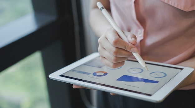 Geschäftsfrau Manager Hand mit Stift zum Schreiben