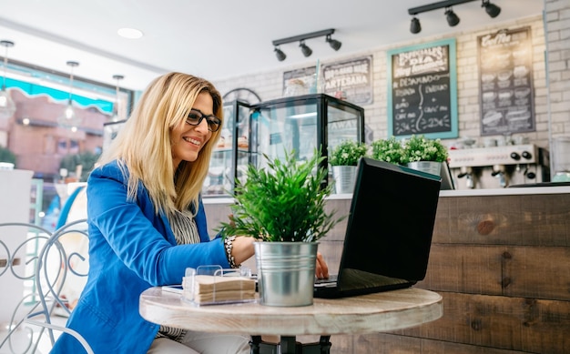 Foto geschäftsfrau mit dem laptop in einem café