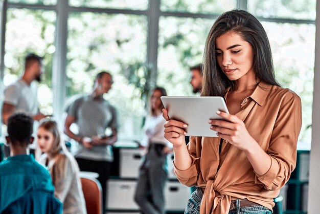 Geschäftsfrau mit digitalem Tablet im Büro Nahaufnahme Menschen Hintergrund