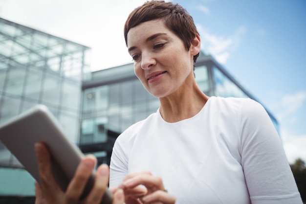 Geschäftsfrau mit digitalem Tablet