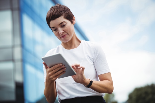 Geschäftsfrau mit digitalem Tablet