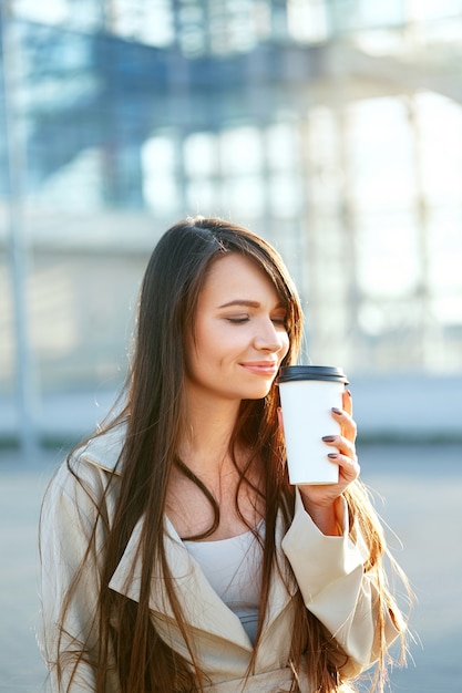 Geschäftsfrau mit einer Tasse Kaffee