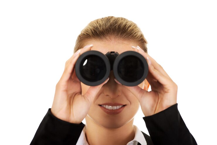 Foto geschäftsfrau mit fernglas auf weißem hintergrund