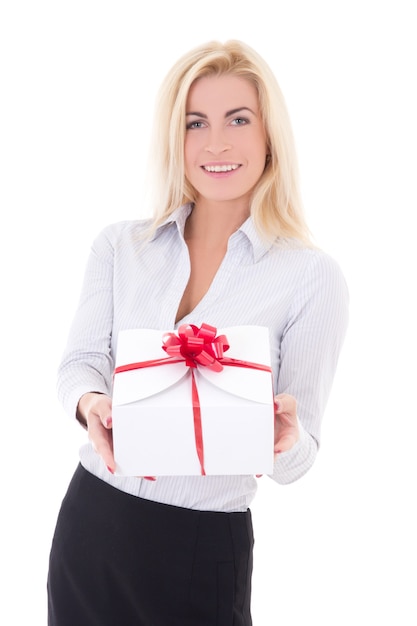 Geschäftsfrau mit Geschenkbox isoliert auf weißem Hintergrund