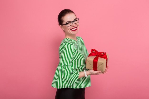 Geschäftsfrau mit Haarknoten und Geschenk