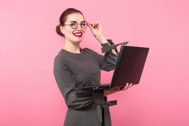 Geschäftsfrau mit Haarknoten und Laptop