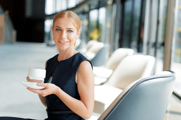 Geschäftsfrau mit Kaffee- oder Teetasse