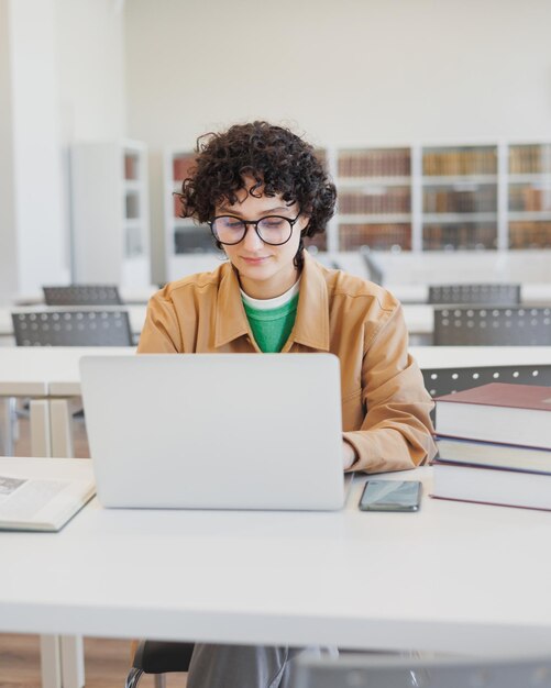 Foto geschäftsfrau mit laptop am tisch