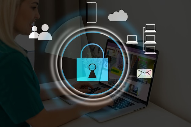 Geschäftsfrau mit Laptop, Desktop im Büroinnenraum, blau leuchtende Informationsschutzsymbole. Symbole für Vorhängeschlösser und Geschäftsdaten. Konzept der Cybersicherheit und Datenspeicherung.