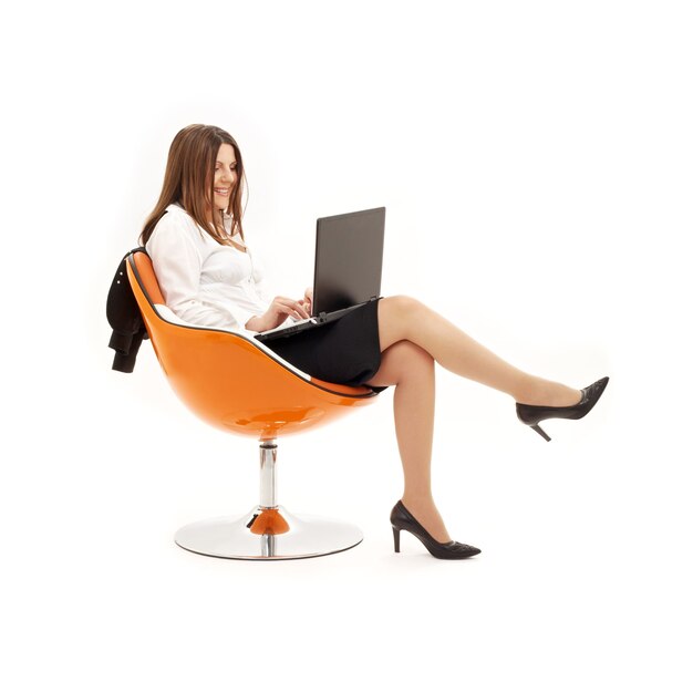 Geschäftsfrau mit Laptop im orange Stuhl über Weiß