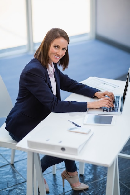 Geschäftsfrau mit Laptop