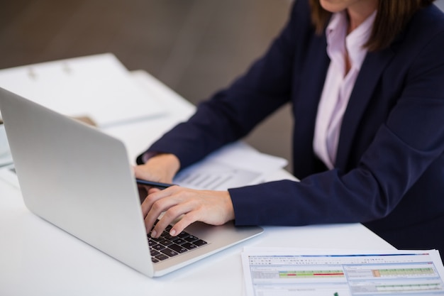 Geschäftsfrau mit Laptop