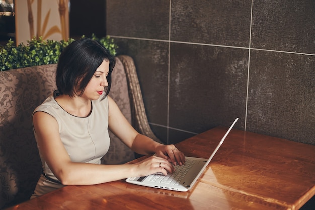 Geschäftsfrau mit Laptop