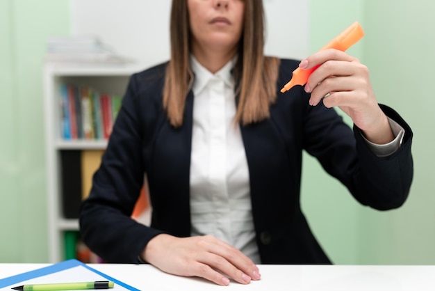 Geschäftsfrau mit Markierung mit einer Hand und zeigt wichtige Ideen