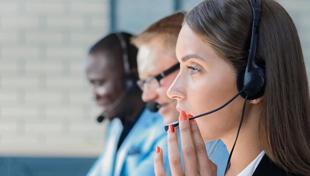 Geschäftsfrau mit Mikrofon-Headset mit Computer im Büro - Betreiber, Callcenter.