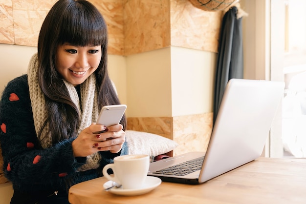 Geschäftsfrau mit seinem Laptop im Coffee Shop. Geschäftskonzept