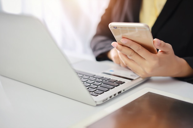 Geschäftsfrau mit Smartphone im Büro