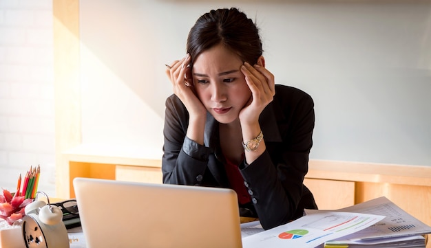 Foto geschäftsfrau, mit stresssituation bei der arbeit.