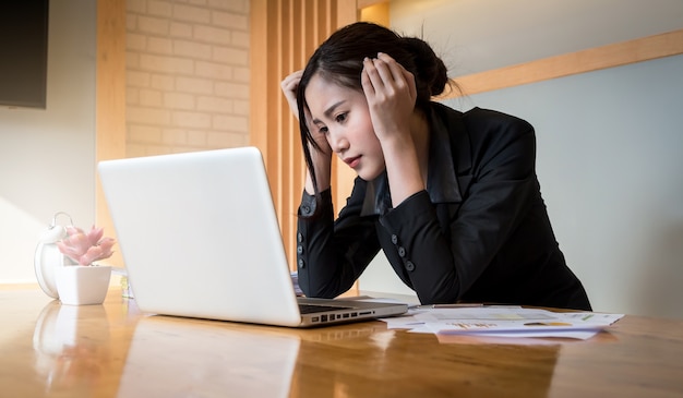 Foto geschäftsfrau, mit stresssituation bei der arbeit.