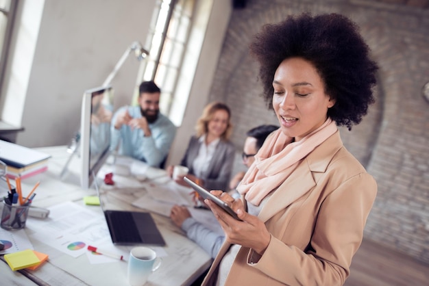 Geschäftsfrau mit Tablet im Büro