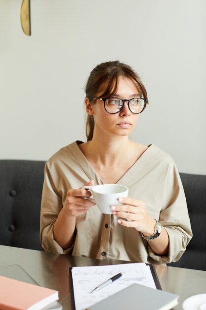 Geschäftsfrau mit Tasse Kaffee