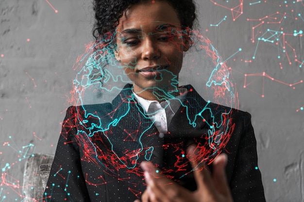 Foto geschäftsfrau mit telefonarbeit im modernen büro an neuem projekt doppelbelichtung erfolgskonzept weltkarte planet erde hologramm