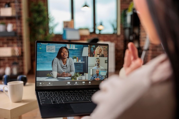 Foto geschäftsfrau mit videokonferenz über laptop zu hause