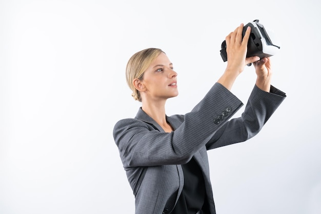 Foto geschäftsfrau mit vr-glas, während sie vor einem weißen hintergrund steht