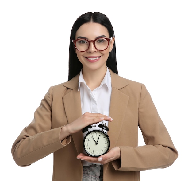 Geschäftsfrau mit Wecker auf weißem Hintergrund Zeitmanagement