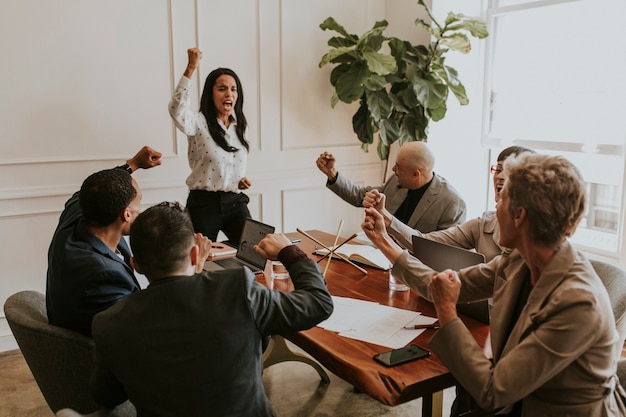 Geschäftsfrau motiviert ihre Teammitglieder in einem Meeting