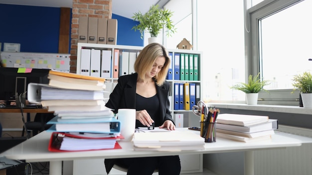 Geschäftsfrau oder Sekretärin im Büro und Stempeldokument