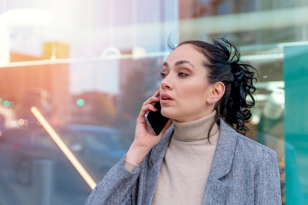 Geschäftsfrau oder Student in Jacke und Jeans mit und am Telefon sprechen Schlechte Nachrichten haben