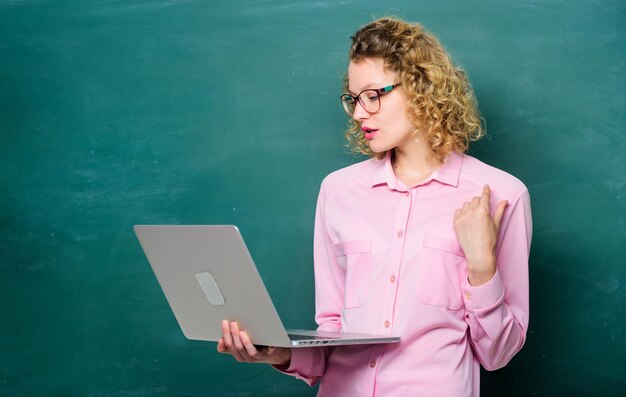 Geschäftsfrau, Online-Bildung, Business School, glücklicher Student in Gläsern mit Laptop, moderne Technologie, Mädchen in der modernen Schule, Lehrerin, Frau an der Tafel, E-Learning-Bildung über das Internet