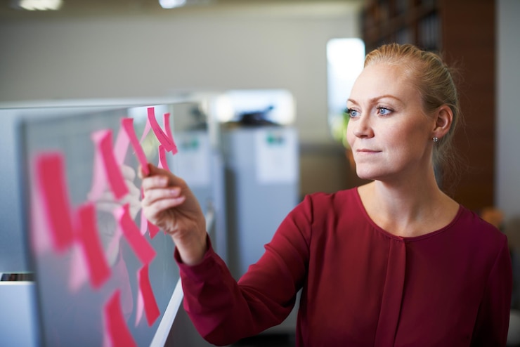 Foto geschäftsfrau planung und klebrige notizen für ideen brainstorming und ziele im kreativen büro projektmanager arbeiter oder angestellter in der öffentlichkeitsarbeit mit papier für erinnerung und forschungsworkflow