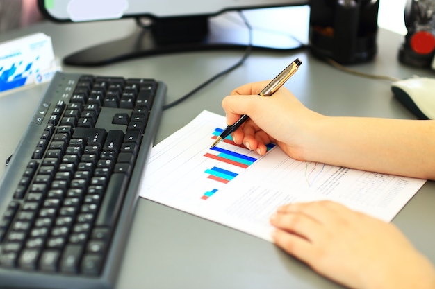 Geschäftsfrau schreibt mit Stift im Büro