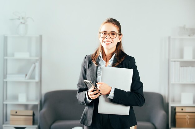 Geschäftsfrau sitzen drinnen im Büro mit Laptop-Computer im Büro