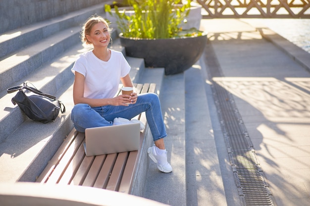 Geschäftsfrau sitzt Treppen Sommerpark mit Laptop Business Persone arbeiten Fernbedienung
