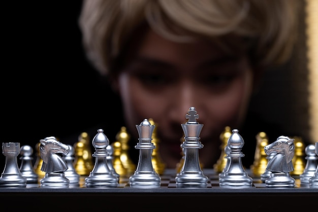 Geschäftsfrau spielt Schach mit Nahaufnahme Hand Leader nutzt Strategiespiel, um Konkurrenten mit Geheimdienstführung herauszufordern, King mit Management-Team-Ideenkampf-Kopienraum zum Sieg zu führen