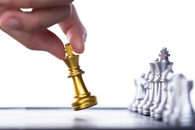 Geschäftsfrau spielt Schach zum Erfolg Leader nutzt Strategiespiel, um Konkurrenten mit intelligenter Führungskraft herauszufordern, um King mit Ideenkampf des Managementteams zum Sieg zu führen, um Kopierraum zu gewinnen