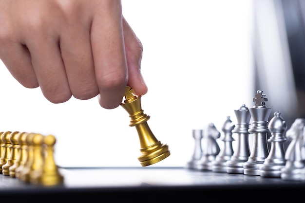 Geschäftsfrau spielt Schach zum Erfolg Leader nutzt Strategiespiel, um Konkurrenten mit intelligenter Führungskraft herauszufordern, um King mit Ideenkampf des Managementteams zum Sieg zu führen, um Kopierraum zu gewinnen